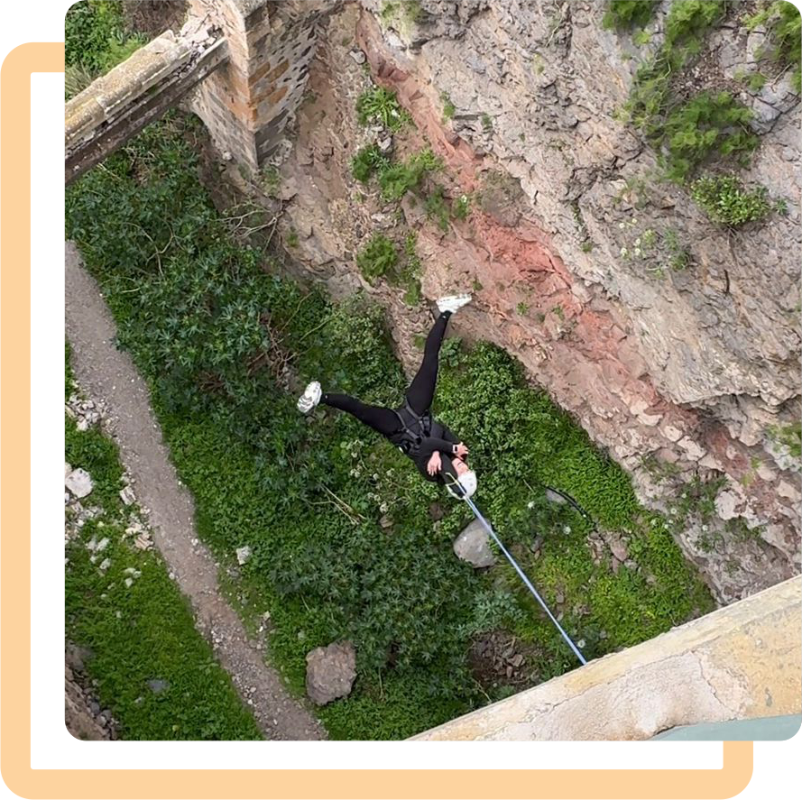 Chica haciendo puenting en el puente de Tafira - Yukan